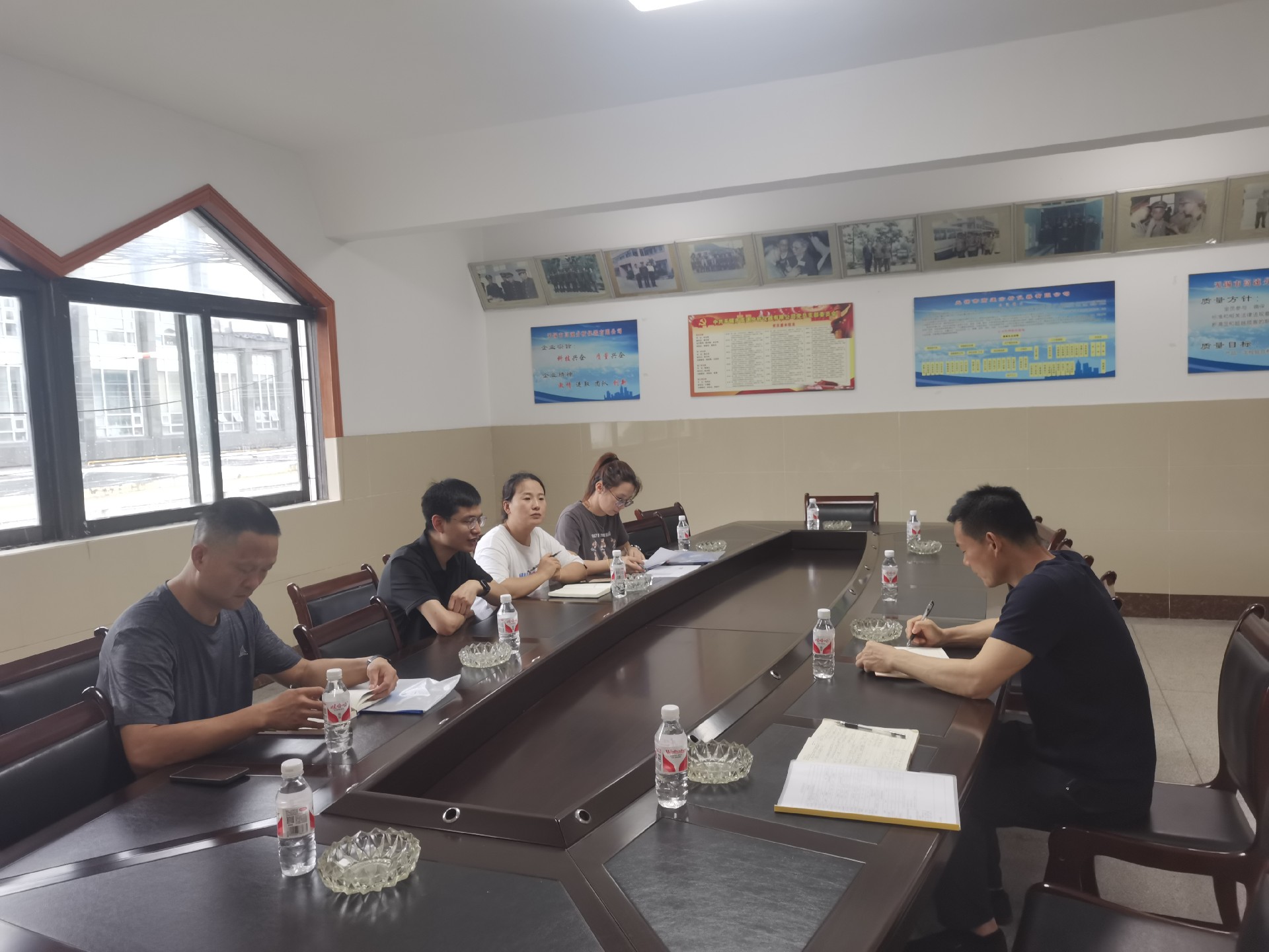 街道社區(qū)領(lǐng)導(dǎo)走進(jìn)企業(yè).jpg